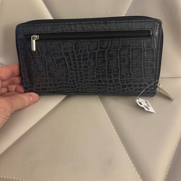 Black Crocodile Embossed Pattern RFID Protected Genuine Leather Wallet - Picture 5 of 11